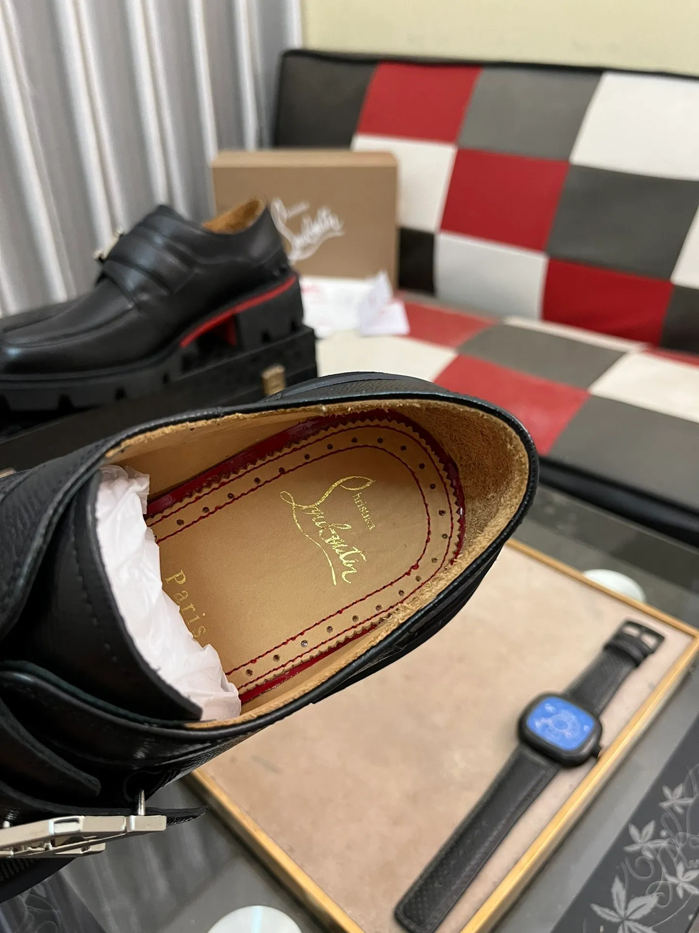 Men's shoes 💰820⌚️⌚️CL New formal leather shoes Christia* Loubouti* red-soled shoes GREGGO men's Oxford shoes Made of imported cowhide/glossy patent leather/stitched contrasting high silk suede. Three-section toe design. Iconic red outsole, the ultimate personalized shoe. Original color cowhide lining. Original Italian leather outsole; fine workmanship brings you a luxurious experience. With its neat silhouette and straightforwardness, GREGGO men's Oxford shoes are Oxford shoes born for city roaming. The elegant lines and classic silhouette exude eternal charm. The black patent leather material is exquisite and eye-catching, adding a sense of luxury to the overall look. The slender toe design is full of elegance, and matched with closed shoelaces of the same color, the sophistication is invisible. The slim sole design provides the shoes with a light foot feel, elegant steps, and a refined and elegant look. Shows outstanding texture.  Standard leather shoe size: 38-44